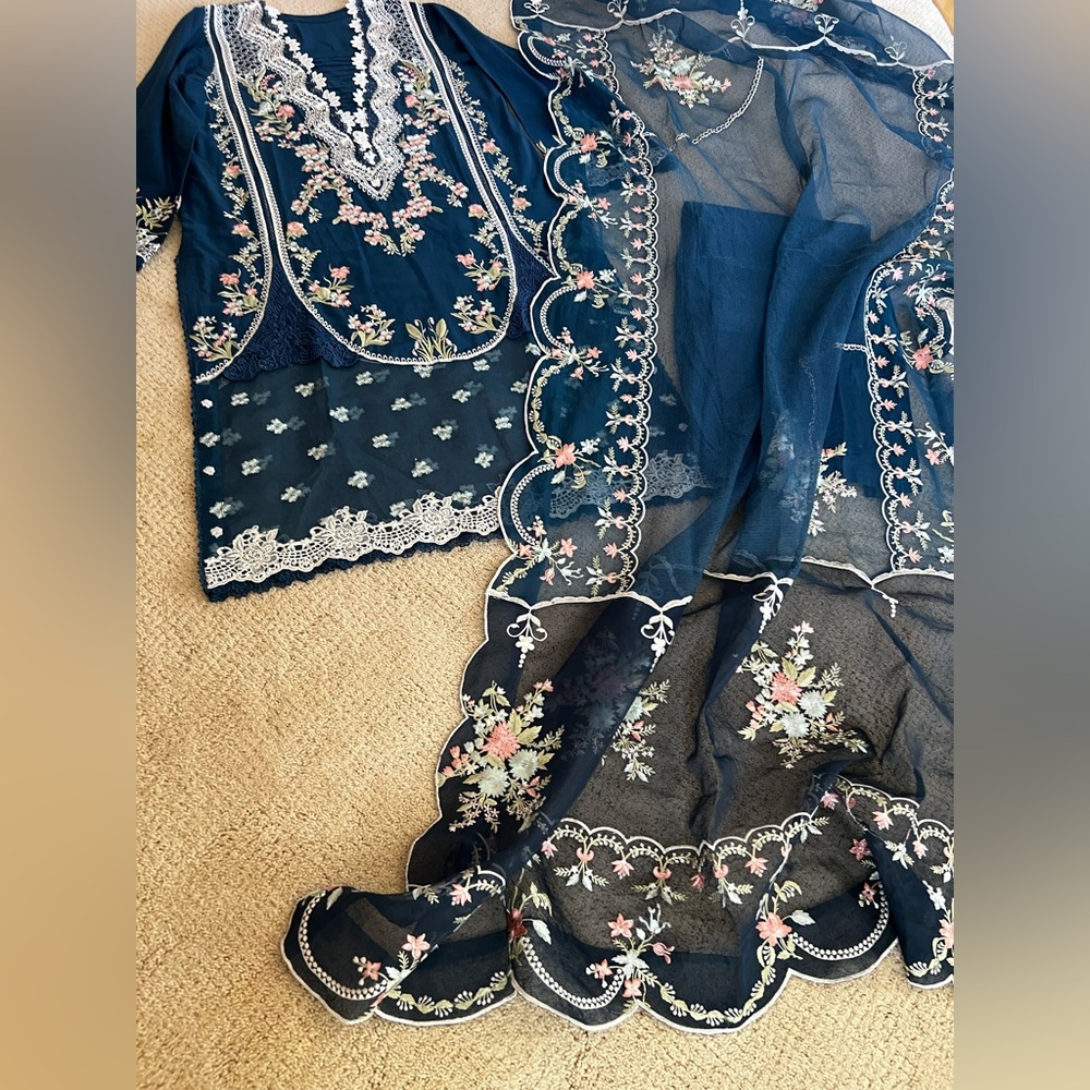 Embroidered Teal Blue Dress with Dupatta brand Saira Shakira India Pakistani - Picture 14 of 17